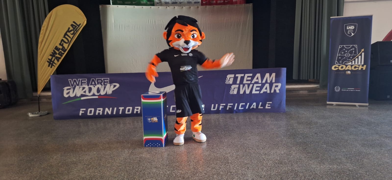 Una mascotte tigre realizzata da MascotteMania durante un evento sportivo